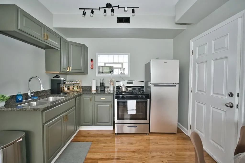 3034 West Montrose Avenue Chicago IL 60618
