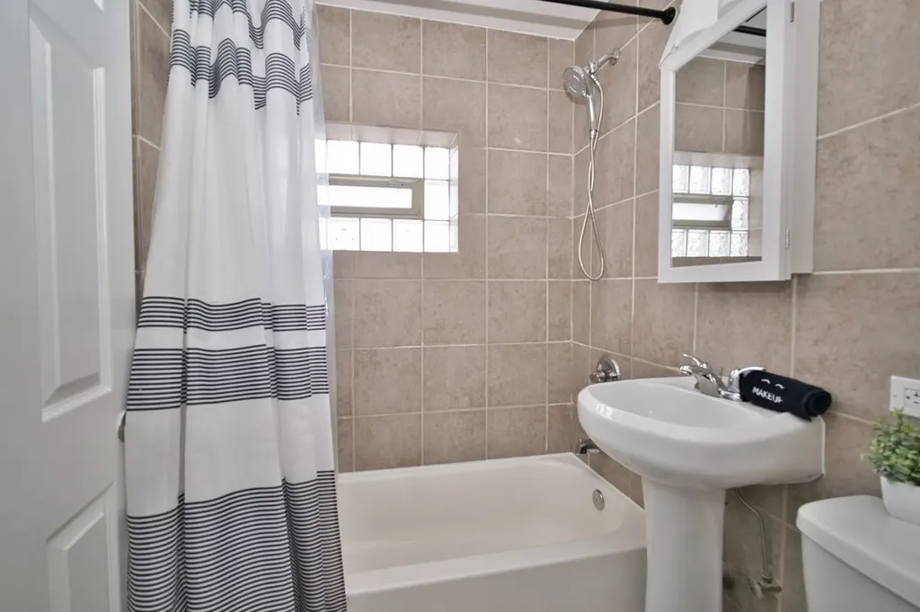 3034 West Montrose Avenue Chicago IL 60618