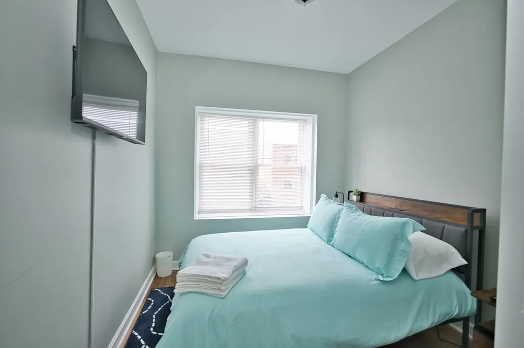 3034 West Montrose Avenue Chicago IL 60618