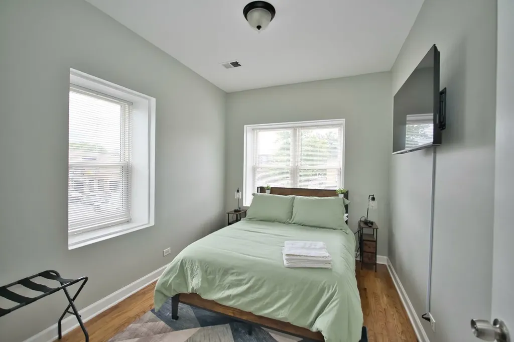 3034 West Montrose Avenue Chicago IL 60618