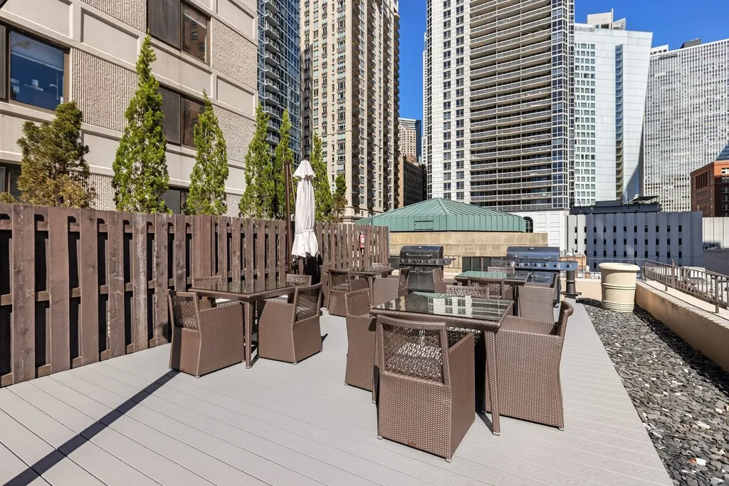 33 West Delaware Place Chicago IL 60610