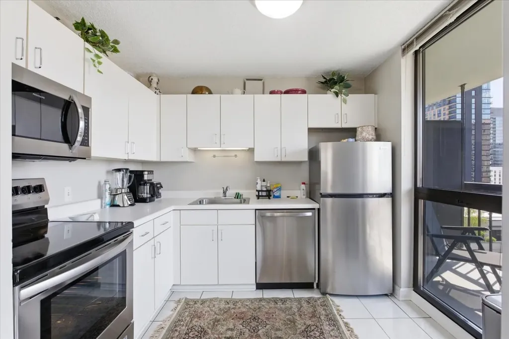 33 West Delaware Place Chicago IL 60610