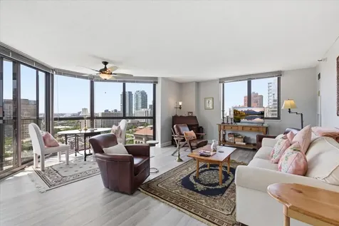 33 West Delaware Place Chicago IL 60610