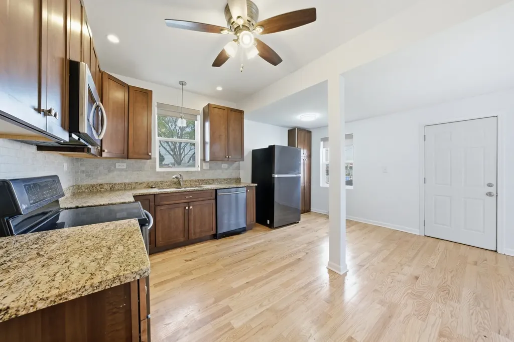9526 South Claremont Avenue Chicago IL 60643