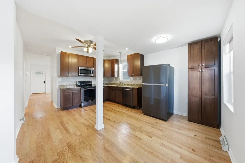 9526 South Claremont Avenue Chicago IL 60643