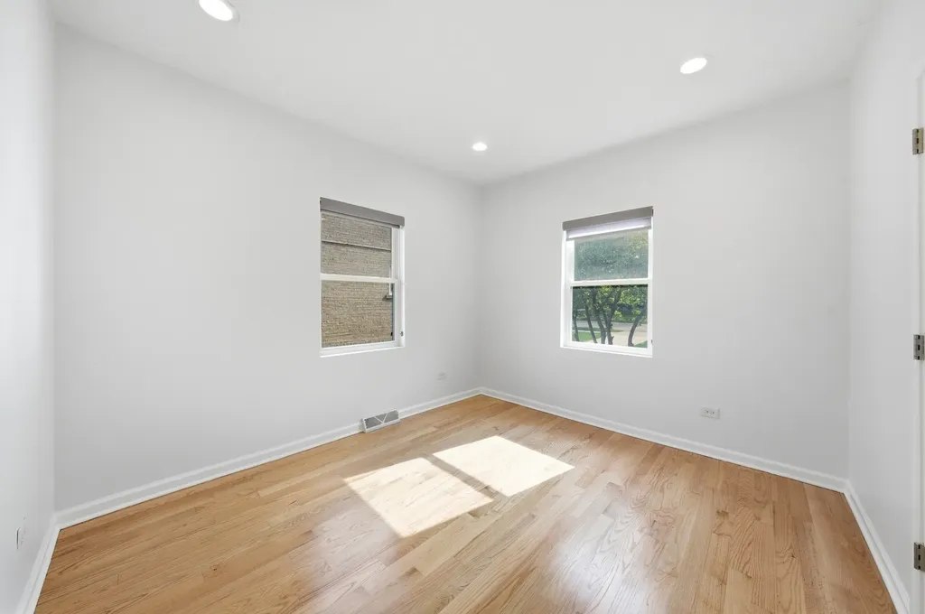 9526 South Claremont Avenue Chicago IL 60643