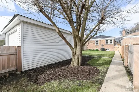 10455 South Whipple Street Chicago IL 60655