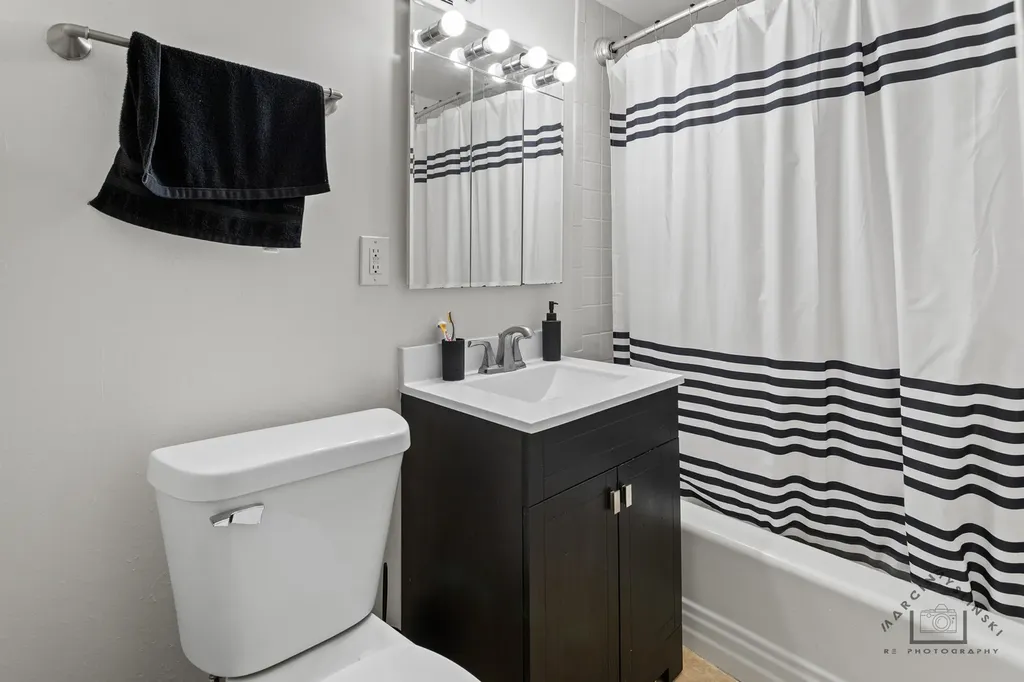 5041 West Agatite Avenue Chicago IL 60630