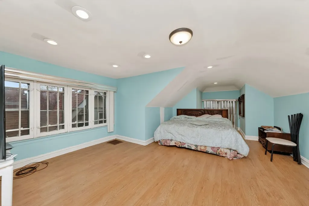 7717 South Luella Avenue Chicago IL 60649
