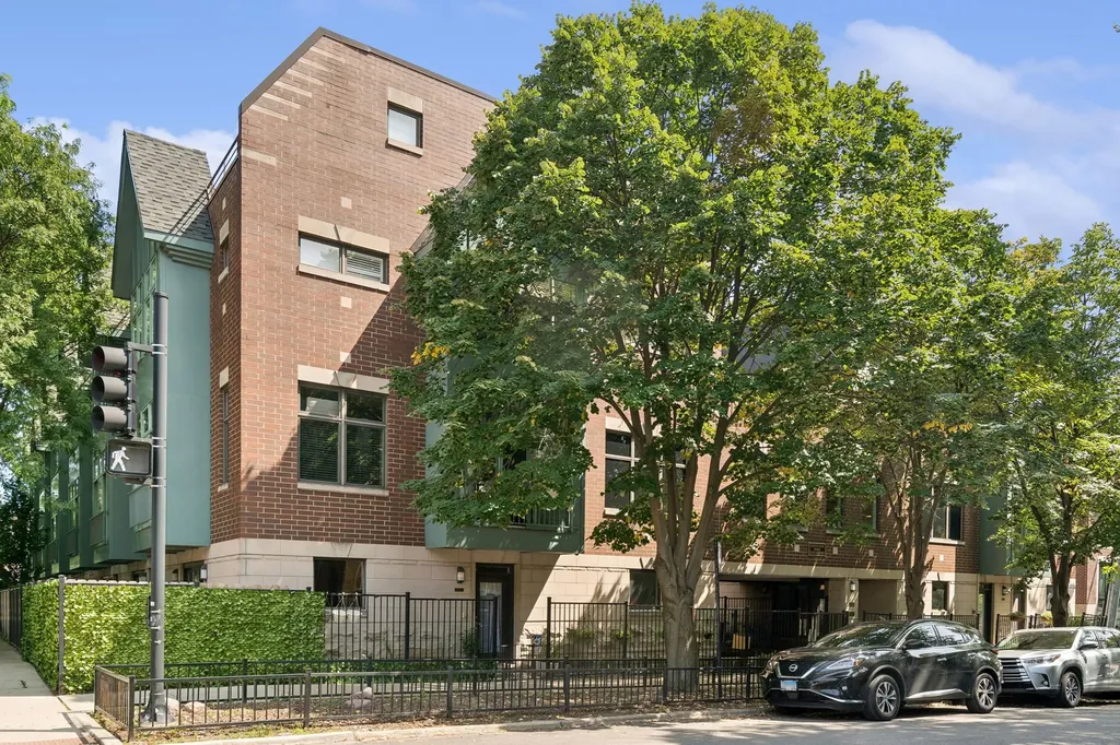 2751 North Greenview Avenue Chicago IL 60614