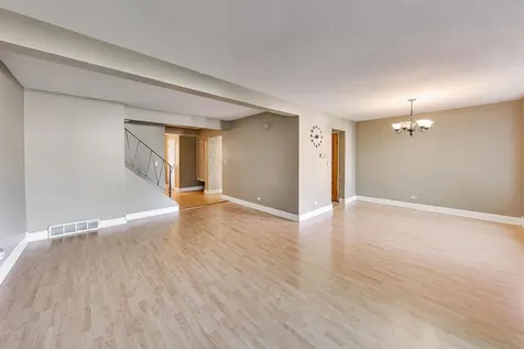 533 Thomas Road Bolingbrook IL 60440