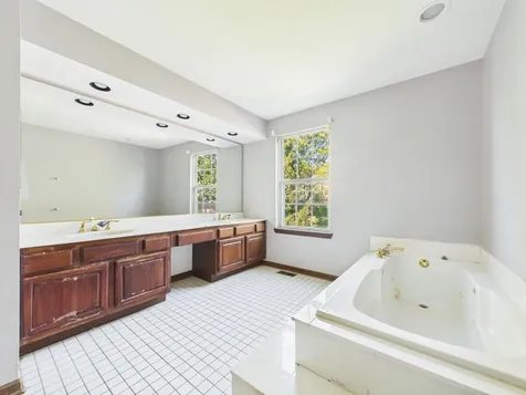 284 Lorraine Circle Bloomingdale IL 60108