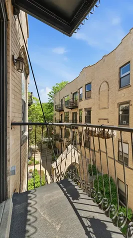 4442 North Damen Avenue Chicago IL 60625