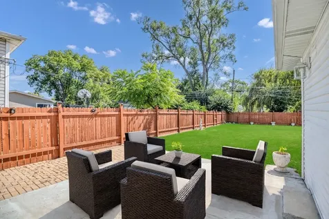 615 Cordial Drive Des Plaines IL 60018