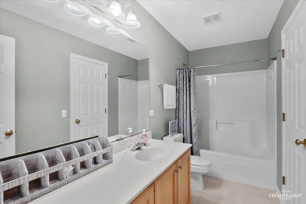 1221 Oakleaf Court Aurora IL 60506