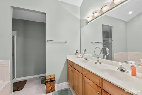1221 Oakleaf Court Aurora IL 60506
