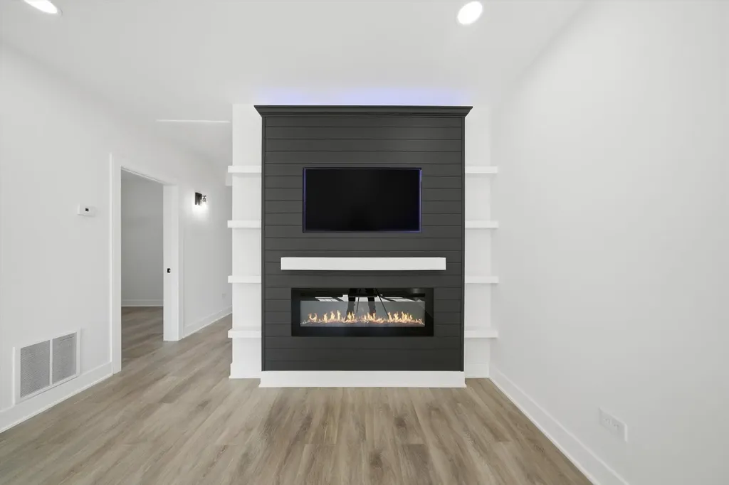 2714 North New England Avenue Chicago IL 60707
