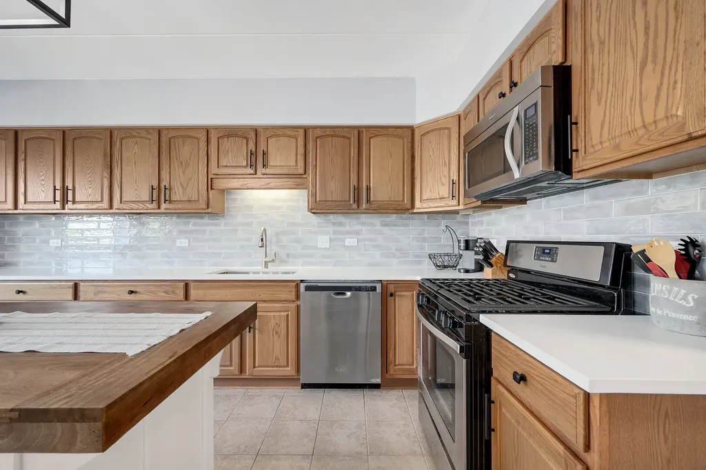 8505 Woodward Avenue Woodridge IL 60517