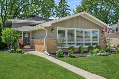 576 Bedford Lane Des Plaines IL 60016