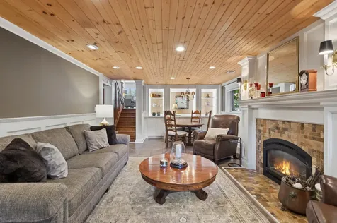 576 Bedford Lane Des Plaines IL 60016