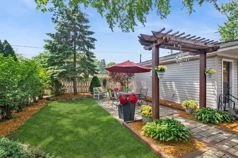 576 Bedford Lane Des Plaines IL 60016