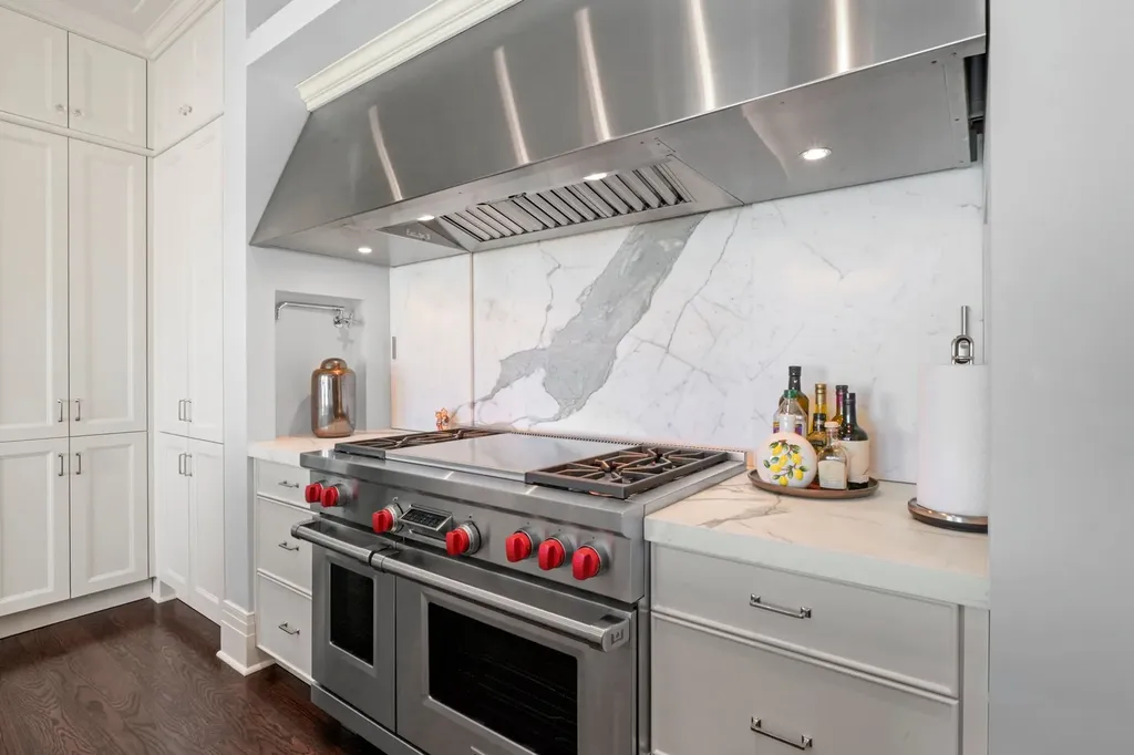 159 East Walton Place Chicago IL 60611