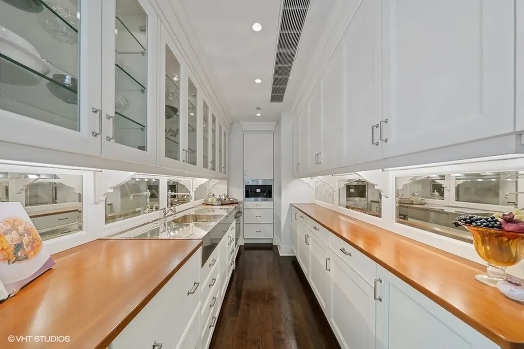 159 East Walton Place Chicago IL 60611