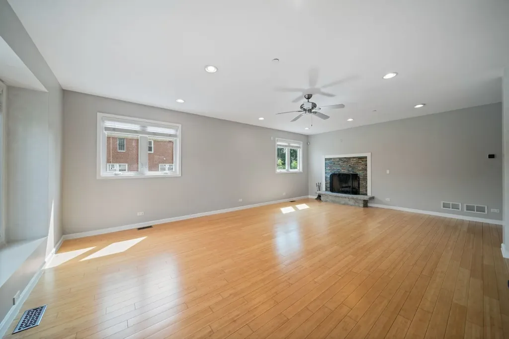 701 Oakton Street Park Ridge IL 60068