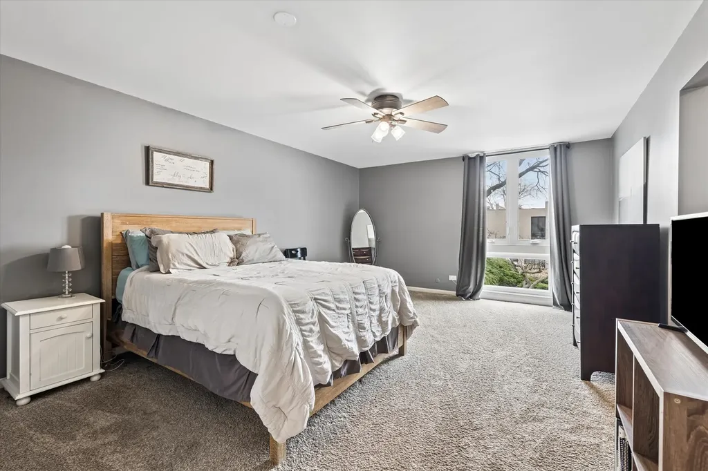 20 Oak Tree Court Elmhurst IL 60126