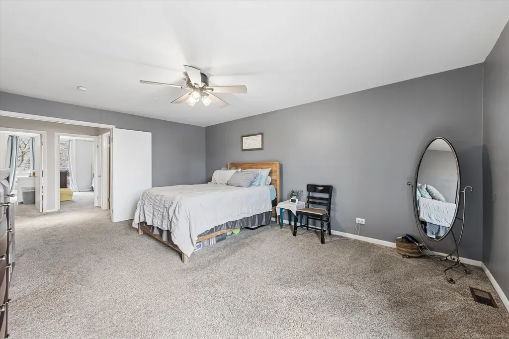 20 Oak Tree Court Elmhurst IL 60126