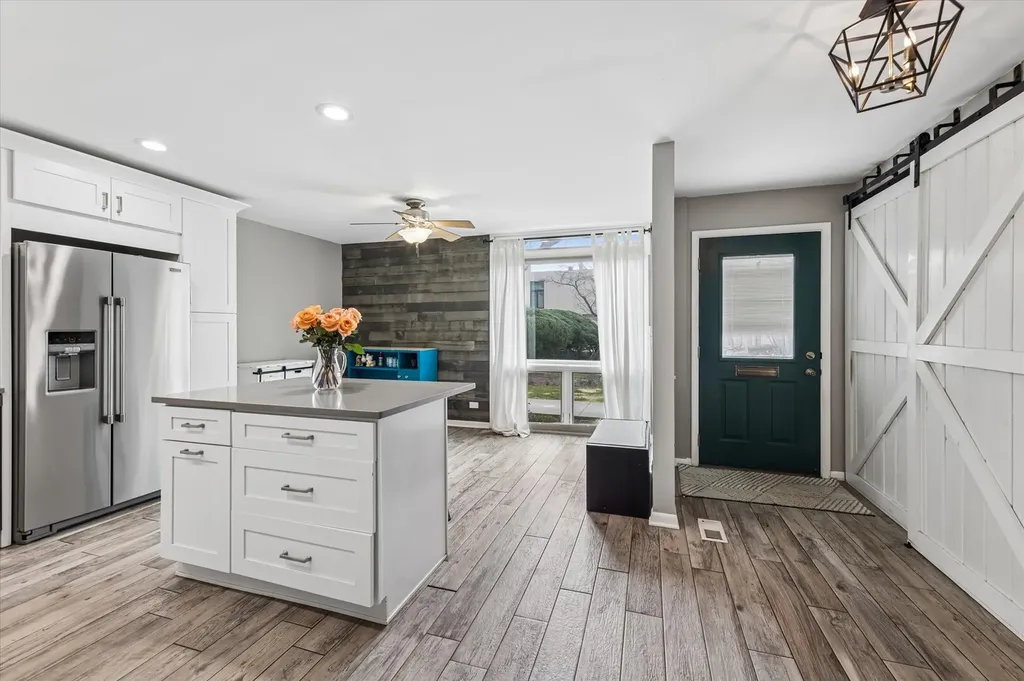 20 Oak Tree Court Elmhurst IL 60126