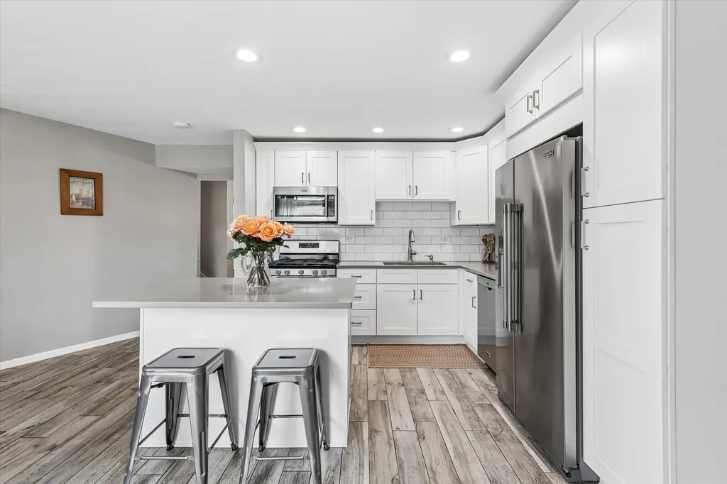 20 Oak Tree Court Elmhurst IL 60126
