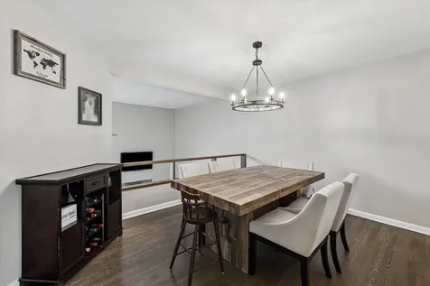 20 Oak Tree Court Elmhurst IL 60126