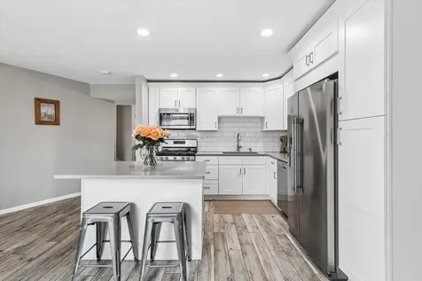 20 Oak Tree Court Elmhurst IL 60126
