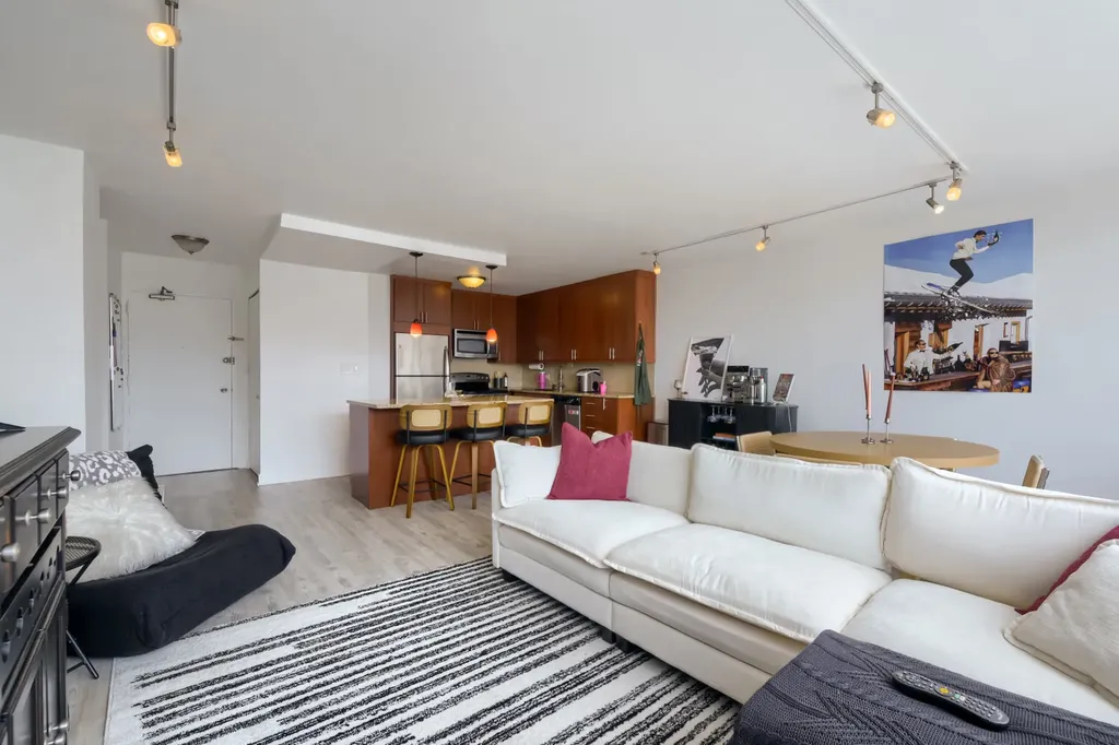 1460 North Sandburg Terrace Chicago IL 60610