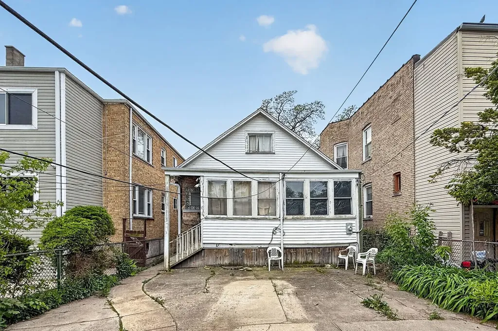 3018 West Gunnison Street Chicago IL 60625