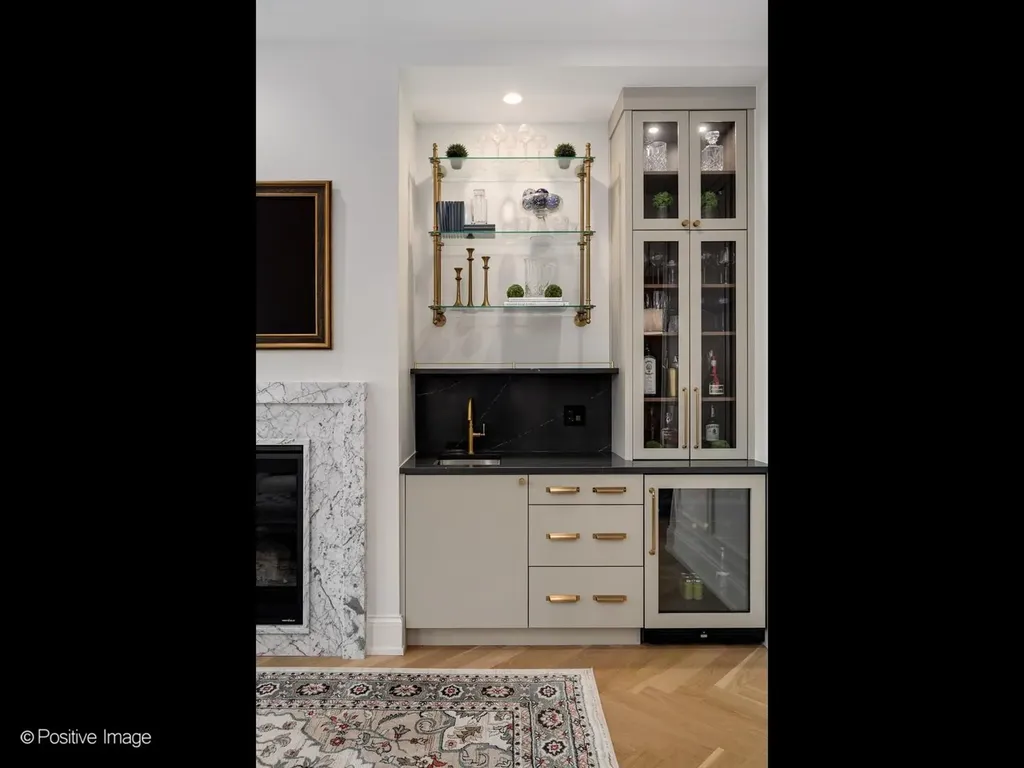 855 West Lill Avenue Chicago IL 60614