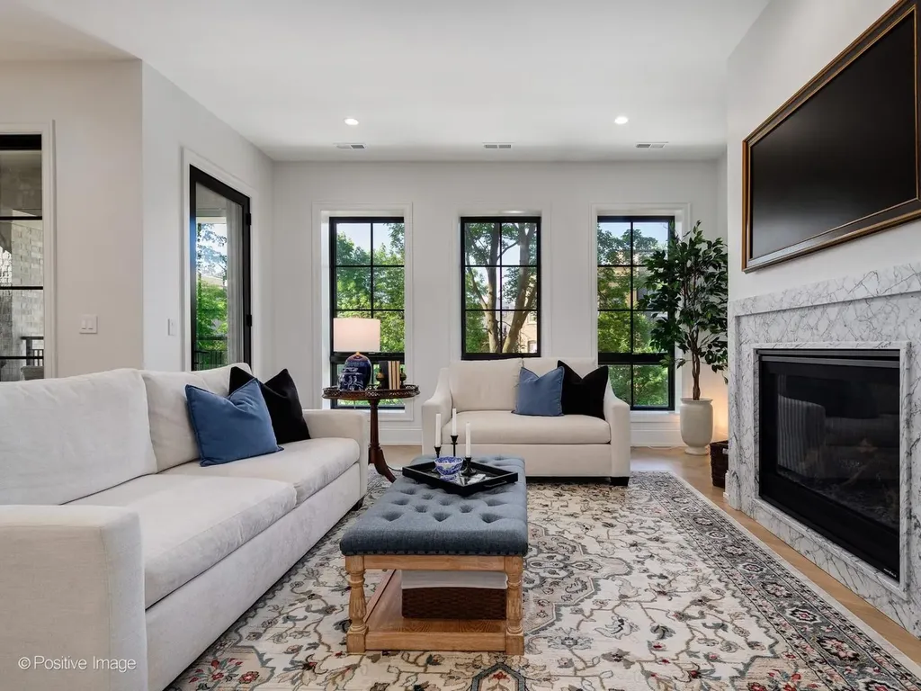 855 West Lill Avenue Chicago IL 60614