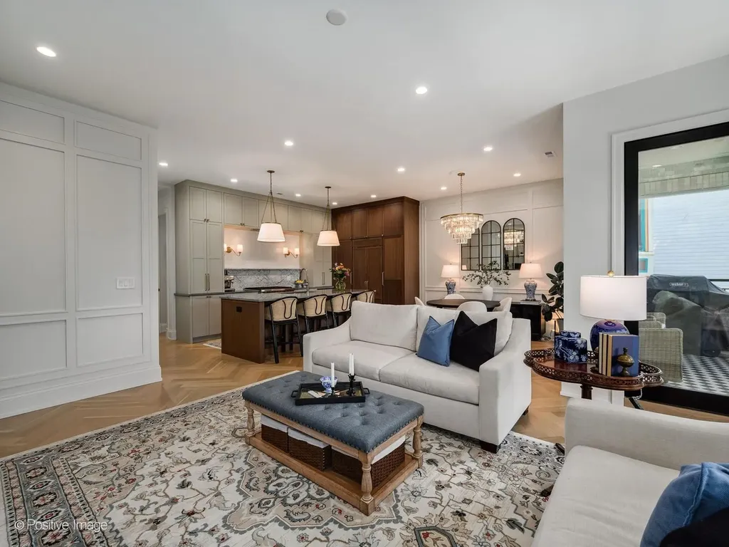 855 West Lill Avenue Chicago IL 60614
