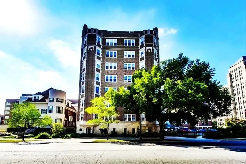6334 North Sheridan Road Chicago IL 60660