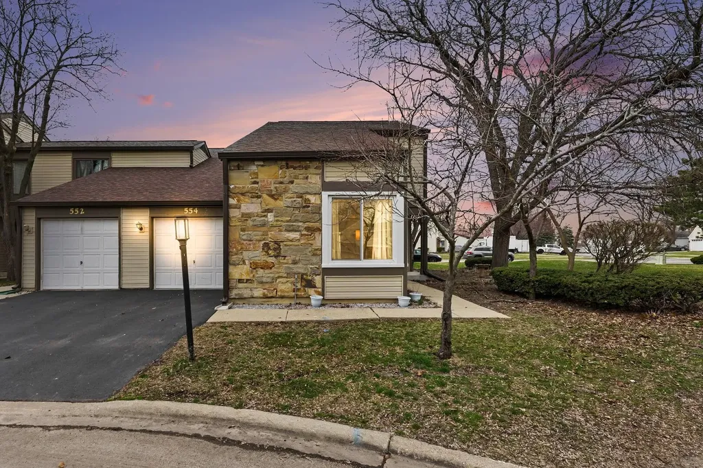 554 Alton Court Carol Stream IL 60188