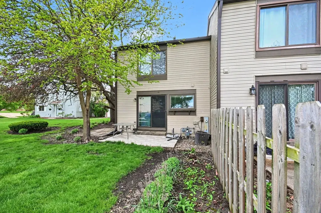 554 Alton Court Carol Stream IL 60188