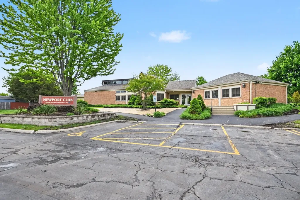 554 Alton Court Carol Stream IL 60188