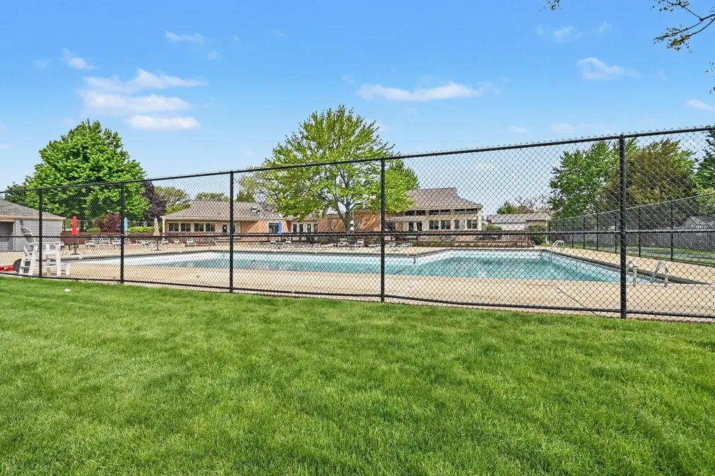 554 Alton Court Carol Stream IL 60188