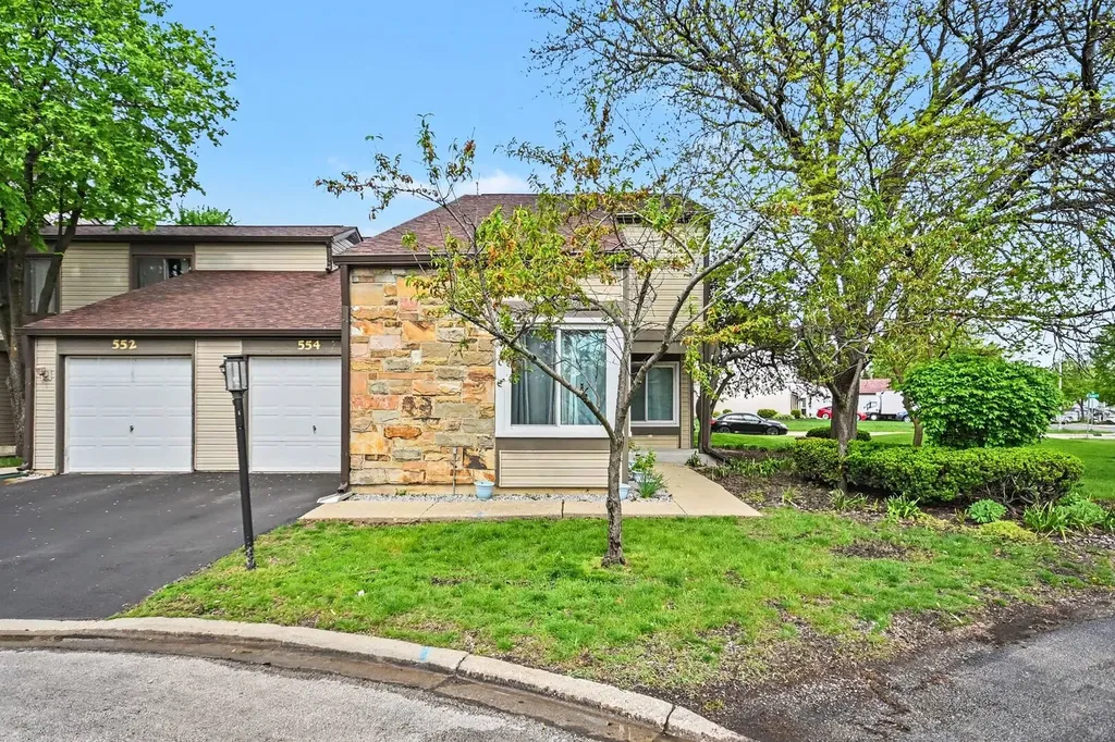 554 Alton Court Carol Stream IL 60188