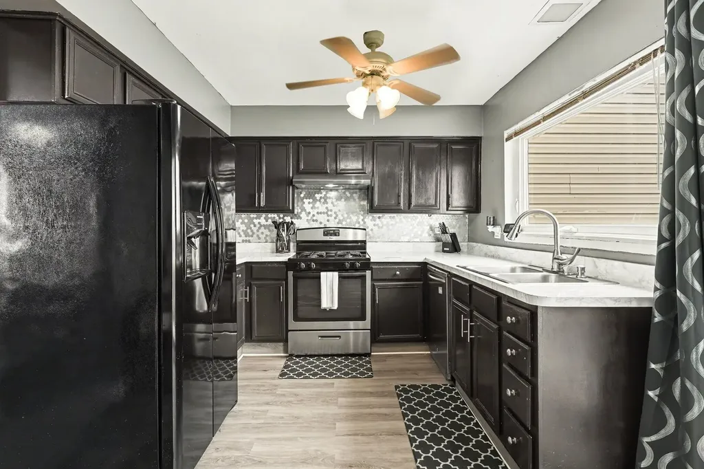 554 Alton Court Carol Stream IL 60188