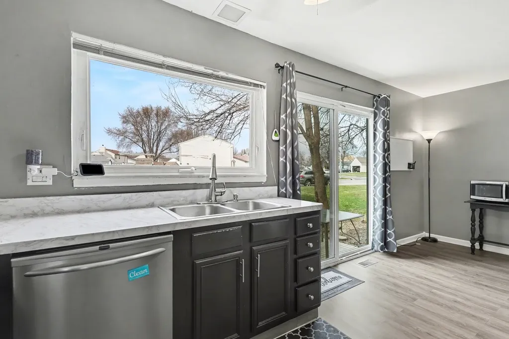 554 Alton Court Carol Stream IL 60188