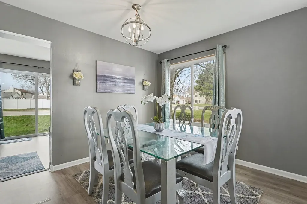 554 Alton Court Carol Stream IL 60188