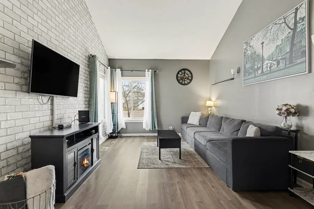 554 Alton Court Carol Stream IL 60188