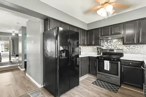 554 Alton Court Carol Stream IL 60188